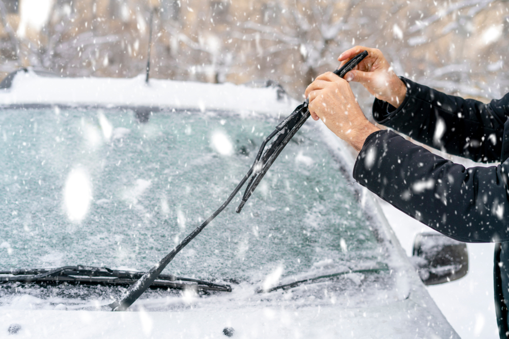 Cleaning off snow on windshield wiper blades